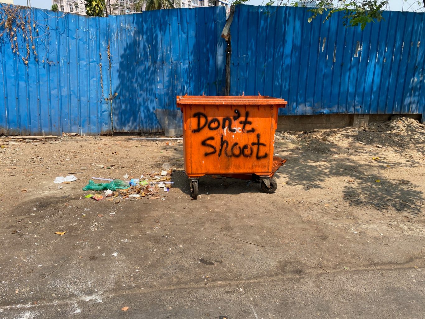 Mülltonne mit Graffiti in Yangon 2021:Dont shoot.